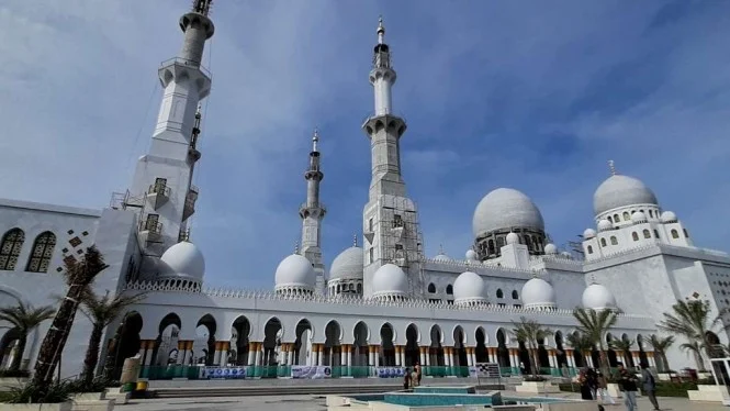 Sejarah Masjid Raya Sheikh Zayed Solo